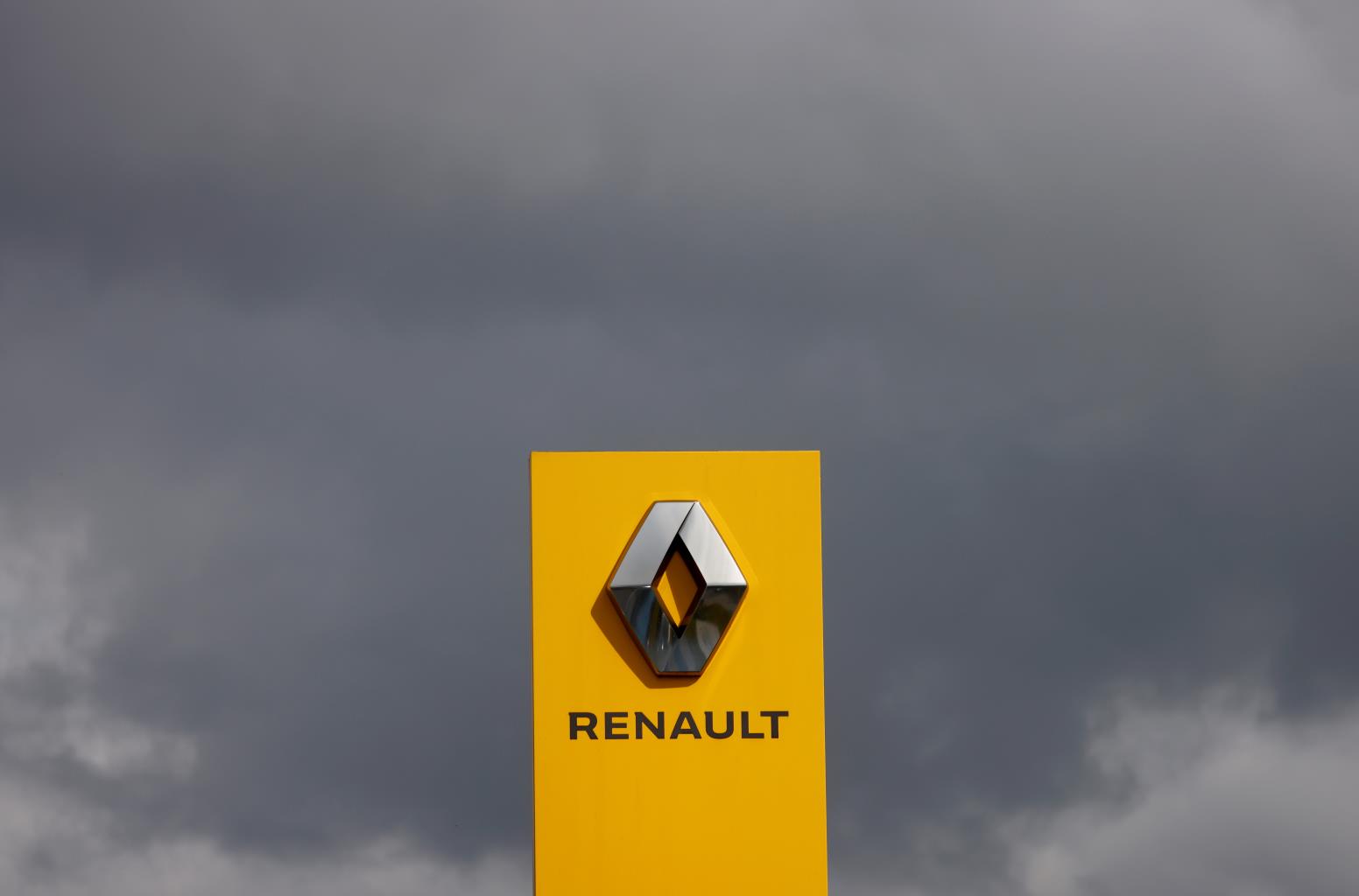 The logo of Renault carmaker is pictured at a dealership in Les Sorinieres, near Nantes, France, September 9, 2021. REUTERS/Stephane Mahe