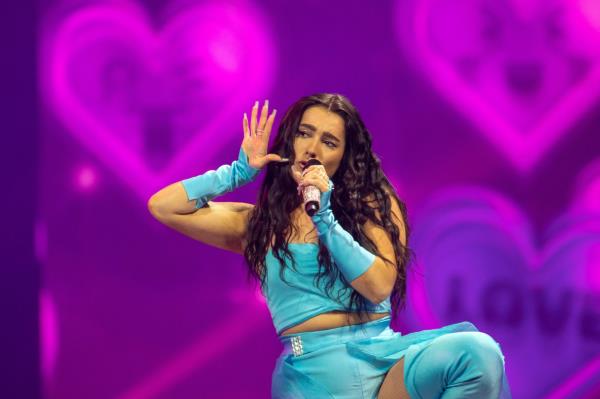 Brooke performing 'That's Rich' in a rehearsal for the Eurovision 2022 semi-final. 