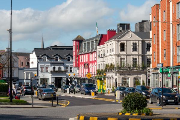 Killarney Ireland streets and street view of McSweeney Arms Hotel. Image: Ognyan Yosifov / Alamy Stock Photo