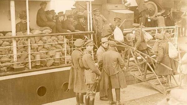 Natio<em></em>nal Army forces boarding the Lady Wicklow on the way to Kerry, August 1922. Photo: Natio<em></em>nal Library of Ireland