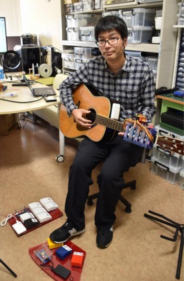 日本教授开发出一套系统，让残疾人用一只手、一只脚弹吉他