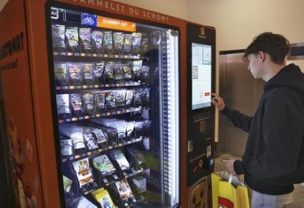 《口袋妖怪》的粉丝们为瑞士第一个交易卡自动售货机欢呼