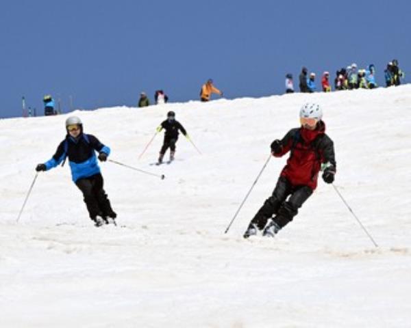 日本山形县的加山山向滑雪者和单板滑雪者开放，开放至7月中旬