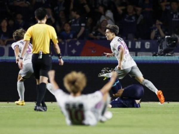 足球：京都在最后时刻取得胜利，结束福冈的六场不败