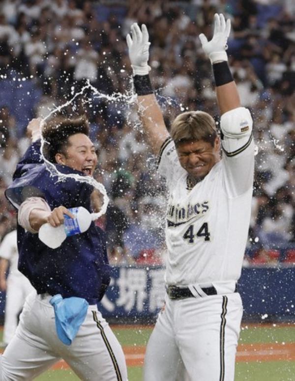 棒球：水牛队在第9场以两分的成绩超越了排名第一的老鹰队