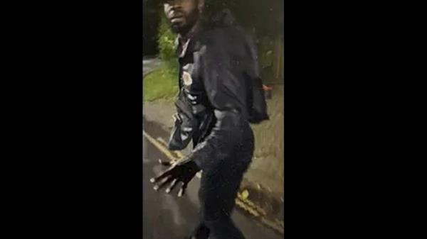 英国警方发现了两个据信装有人类遗骸的手提箱
