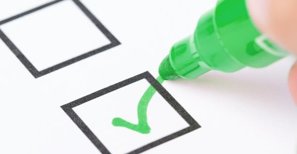 Pen marking the N-400 docu<em></em>ment checklist for naturalization