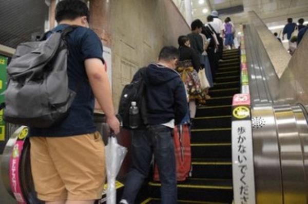 日立解说员网站回答了一个日益流行的问题：为什么在自动扶梯上行走很危险？