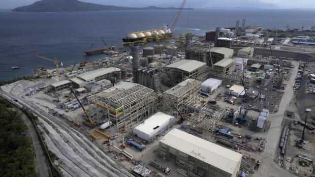 美联社报道后，称赞天然气的菲律宾政客因商业交易受到指责