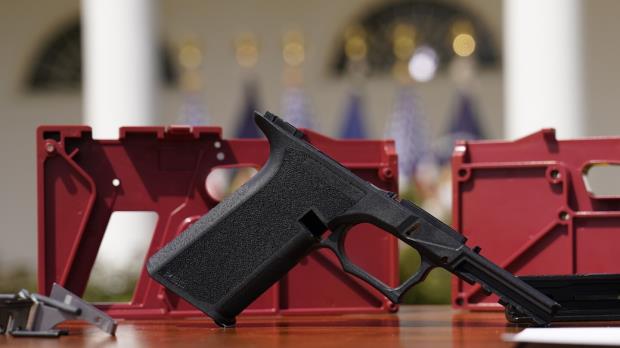 马萨诸塞州州长签署法案打击难以追踪的“幽灵枪”