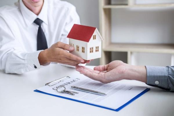 Real Estate Broker Agent Presenting And Co<em></em>nsult To