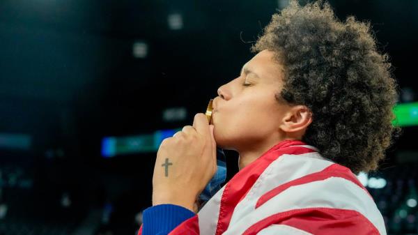布兰妮·格里纳在获得第三枚奥运金牌后哭泣：“我的国家为我争取回来”