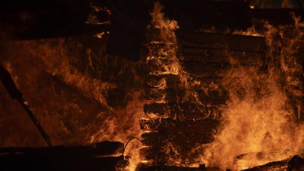 大火在希腊首都边缘失控;数百名消防员出动