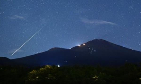 简单的日本新闻翻译：流星装饰富士山附近的天空