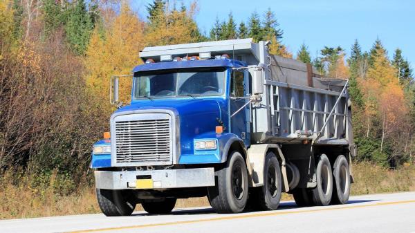 一辆翻斗卡车驶入雅典车道后追尾，一名妇女入院治疗，未出生的婴儿死亡