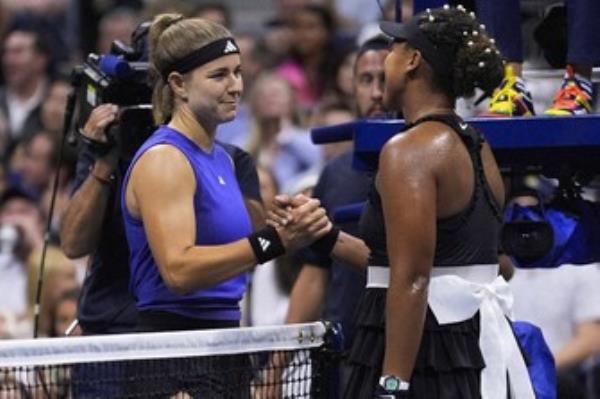 在美网第二轮比赛中，大阪直美正手出了差错，输给了卡罗琳娜·穆乔娃