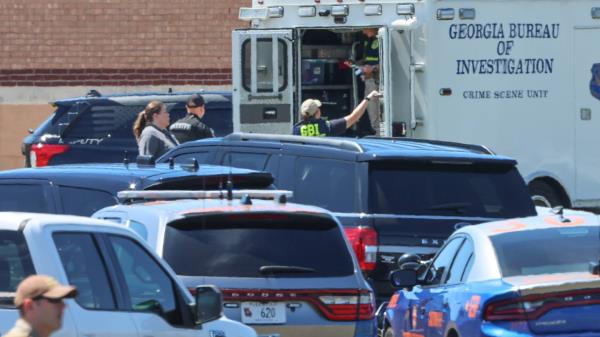 枪手在阿巴拉契高中开枪后，学生们帮助将被枪击的老师拖回教室