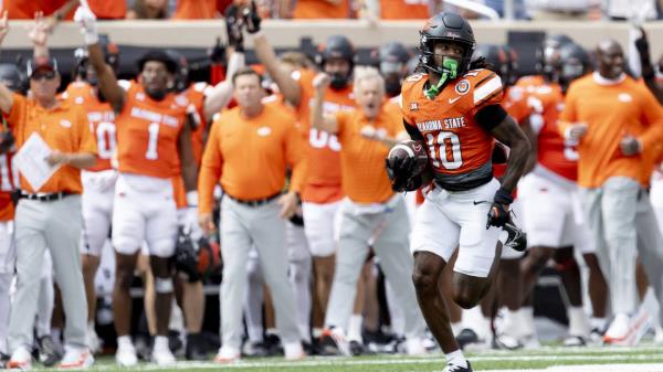 阿肯色队在两次加时赛后输给了排名第16的俄克拉荷马州立大学