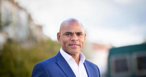 英国前市长说，城市需要用新的方式来管理，而不仅仅是由官员或议员来管理