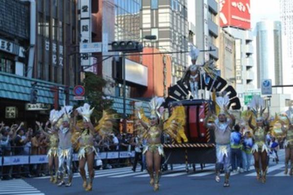 狂欢节回到东京浅草后，巴西服装制造商在空中跳舞