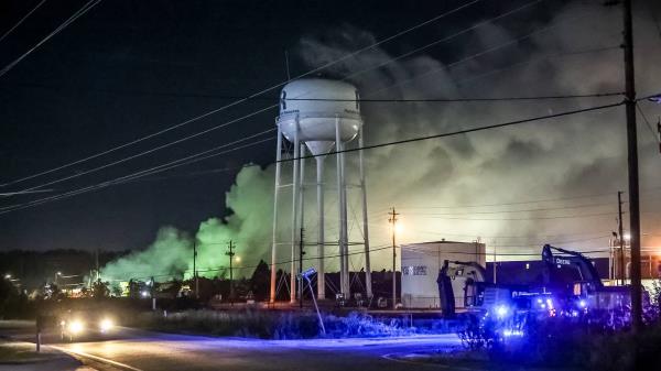 生物实验室火灾：由于化学云，罗克代尔县学校下周将进入虚拟状态