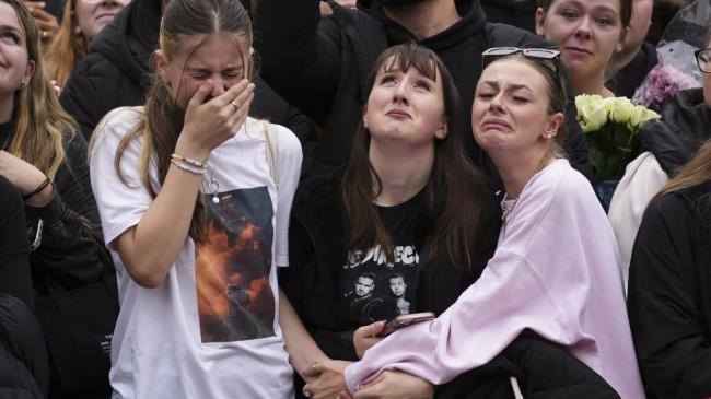 导演在伦敦和其他城市悼念歌手利亚姆·佩恩