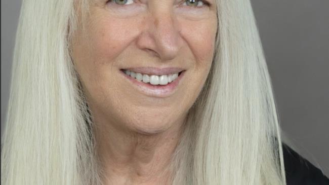 在《洛杉矶时报》拒绝哈里斯的支持后，又有两名编辑委员会成员辞职