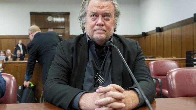 史蒂夫·班农（Steve Bannon）是特朗普的支持者，他在国会的演讲中提出了4个问题prisión