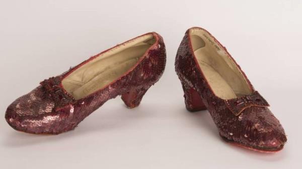 《绿野仙踪》中的红宝石拖鞋在被盗近20年后被出售