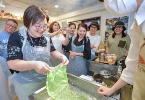 外国游客对日本的食品复制品艺术表现出兴趣