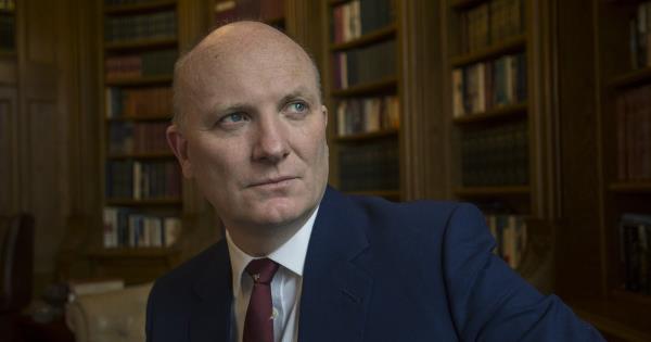 德克兰·甘利迫于压力公开了谁在为他支付法律费用