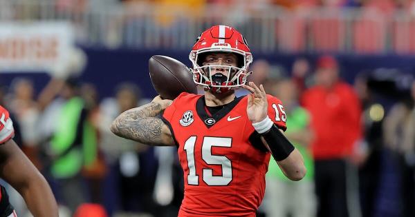 大学橄榄球季后赛：乔治亚州四分卫卡森·贝克接受了伦敦大学学院的手术，错过了季后赛