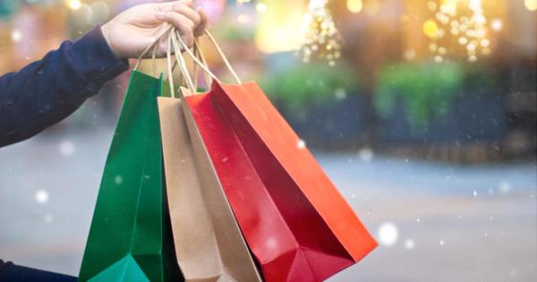 在最后一刻放松的购物者涌向亚特兰大市区的购物中心