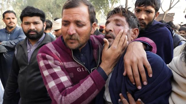 在离开西非的移民船上死亡的4名巴基斯坦人的尸体返回家乡安葬