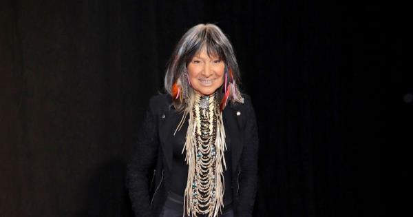 创作歌手巴菲·圣玛丽被剥夺加拿大勋章