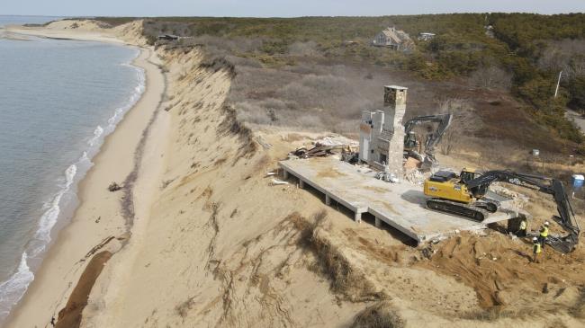 由于拆迁纠纷，一幢豪宅有倒塌入科德角湾的危险