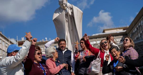 梵蒂冈表示，教皇方济各的病情继续好转，但他的预后仍不确定