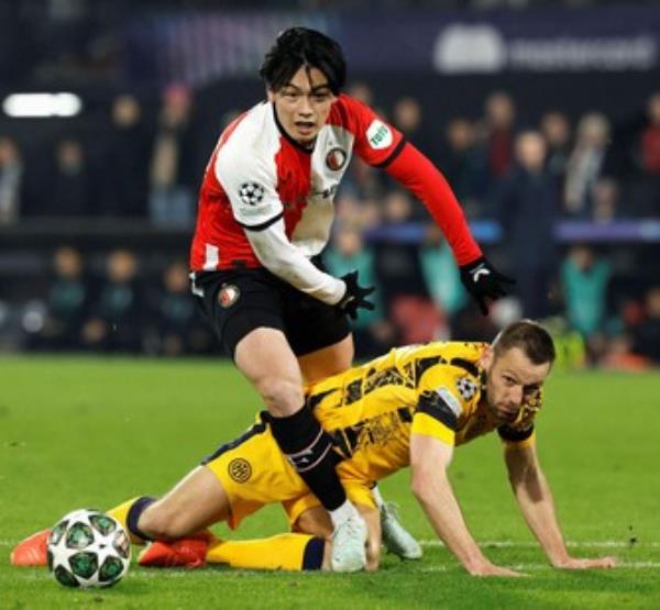 足球：费耶诺德的上田回归，远藤帮助利物浦战胜巴黎圣日耳曼