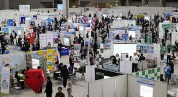 在日本，找工作的学生继续面临性骚扰