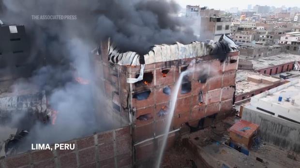 利马一仓库的大火可能持续到周日，并导致附近建筑物倒塌