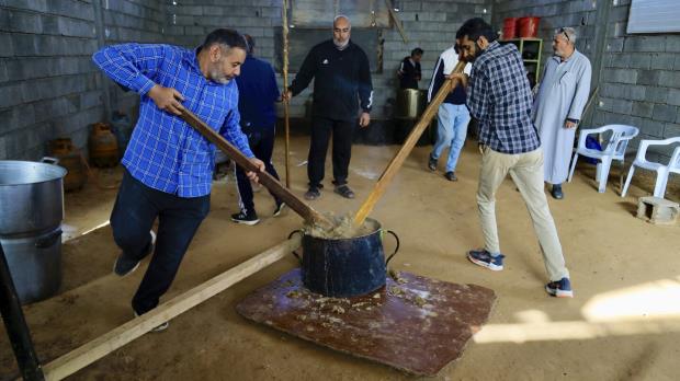 美联社图片：一个利比亚小镇聚集在一起制作一道受人喜爱的斋月菜肴