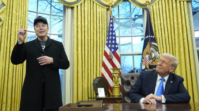 法律专家表示，特朗普官员说“购买特斯拉”的股票违反了法律，但预计不会受到打击