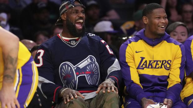 勒布朗·詹姆斯在湖人对阵公牛的比赛中伤愈复出