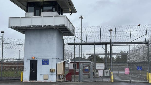 10名狱警因殴打一名纽约囚犯而被起诉，其中2人被控谋杀