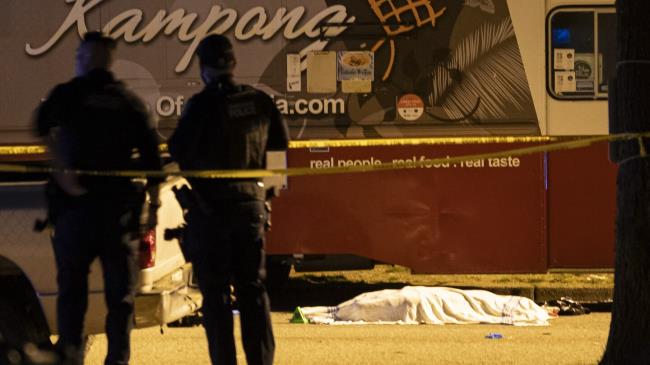 在温哥华，一辆汽车冲入菲律宾街头节日人群，造成9人死亡