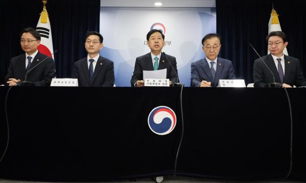 Finance Minister Koo Yoon-cheol (center) speaks during a press briefing at the government complex in Seoul on Wednesday. (Yonhap)
