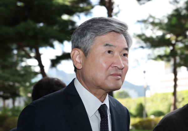 Cho Tae-yong, a former chief of the Natio<em></em>nal Intelligence Service, arrives at the office of special counsel Cho Eun-suk in southern Seoul on Wednesday. (Yonhap)