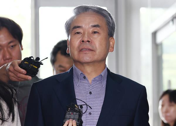 检方申请逮捕前防长等5人 涉海军士兵死亡案引哗然