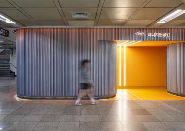 首尔地铁站惊现跑步舱！上班族通勤也能随时燃脂