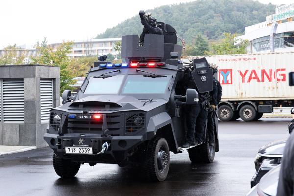 Police co<em></em>nduct anti-terrorism drills ahead of the Asia-Pacific Eco<em></em>nomic Cooperation summit in the southeastern city of Gyeo<em></em>ngju on Oct. 20, 2025. (Yonhap)